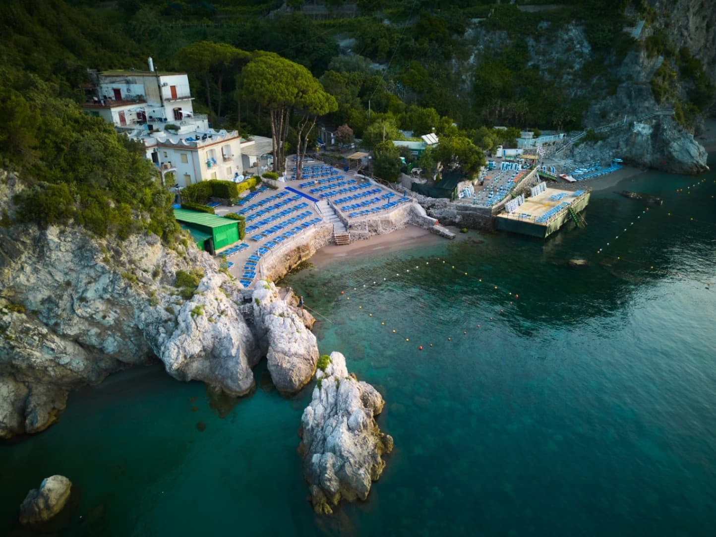 Cena sulla spiaggia in Costiera Amalfitana: l'incanto di Marina D'Albori